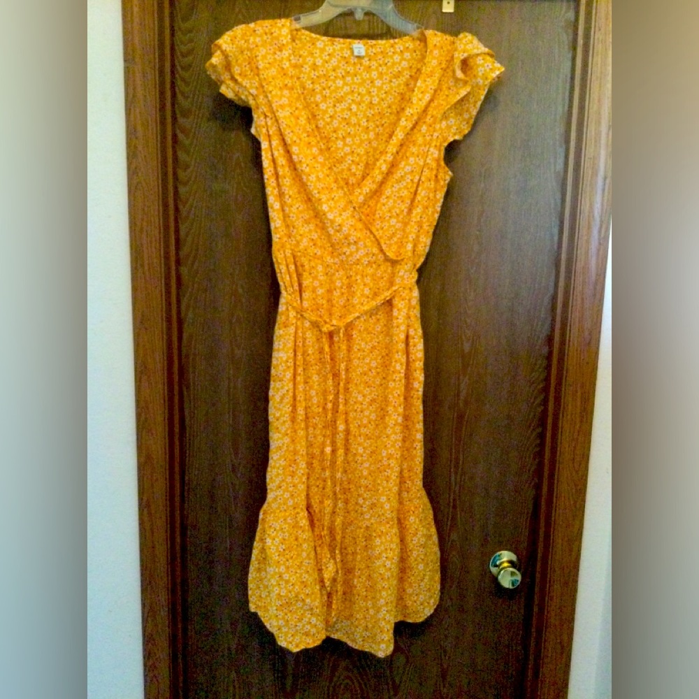 Short sleeve, v neck print dress. Yellow